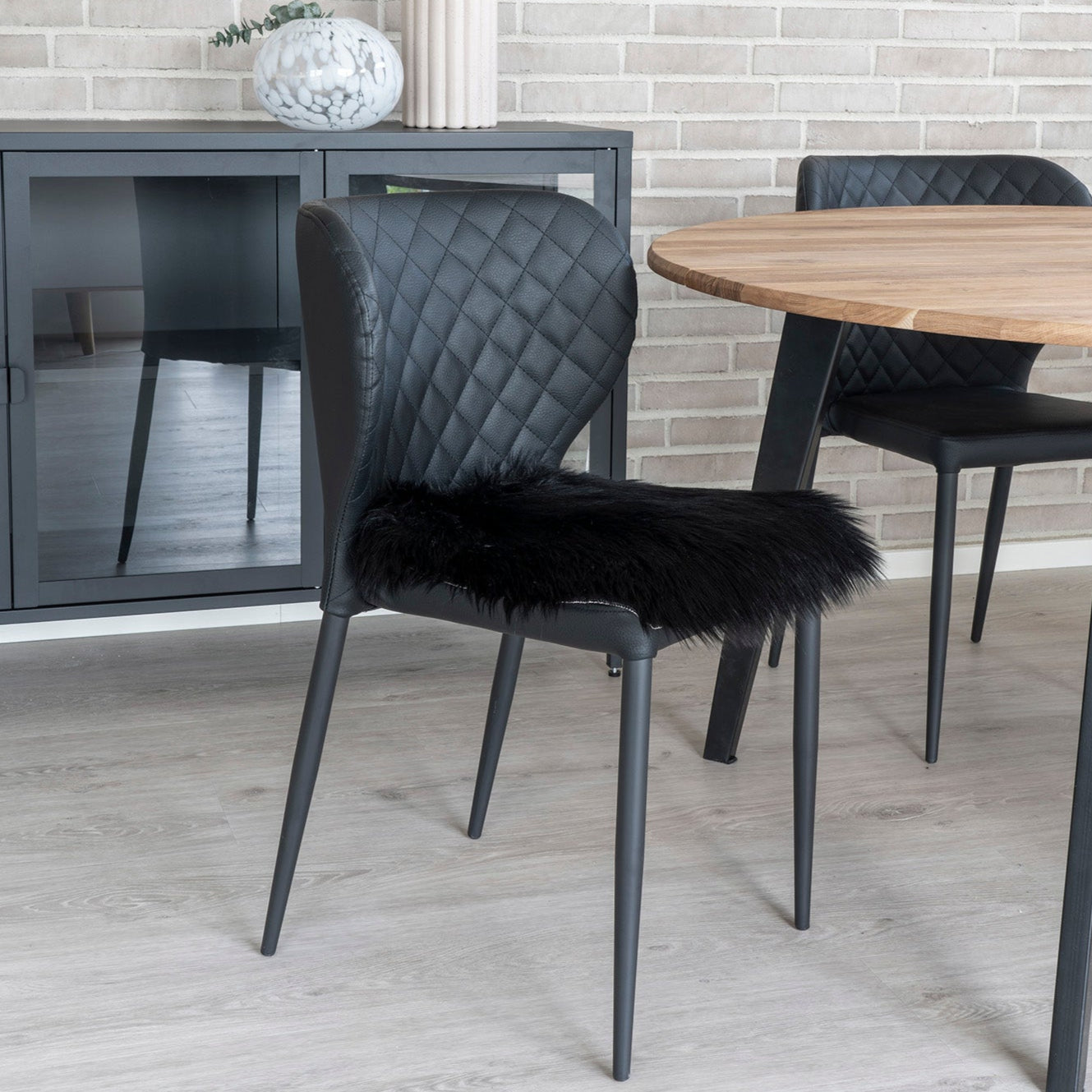 Assise effet peau lainée noire carrée