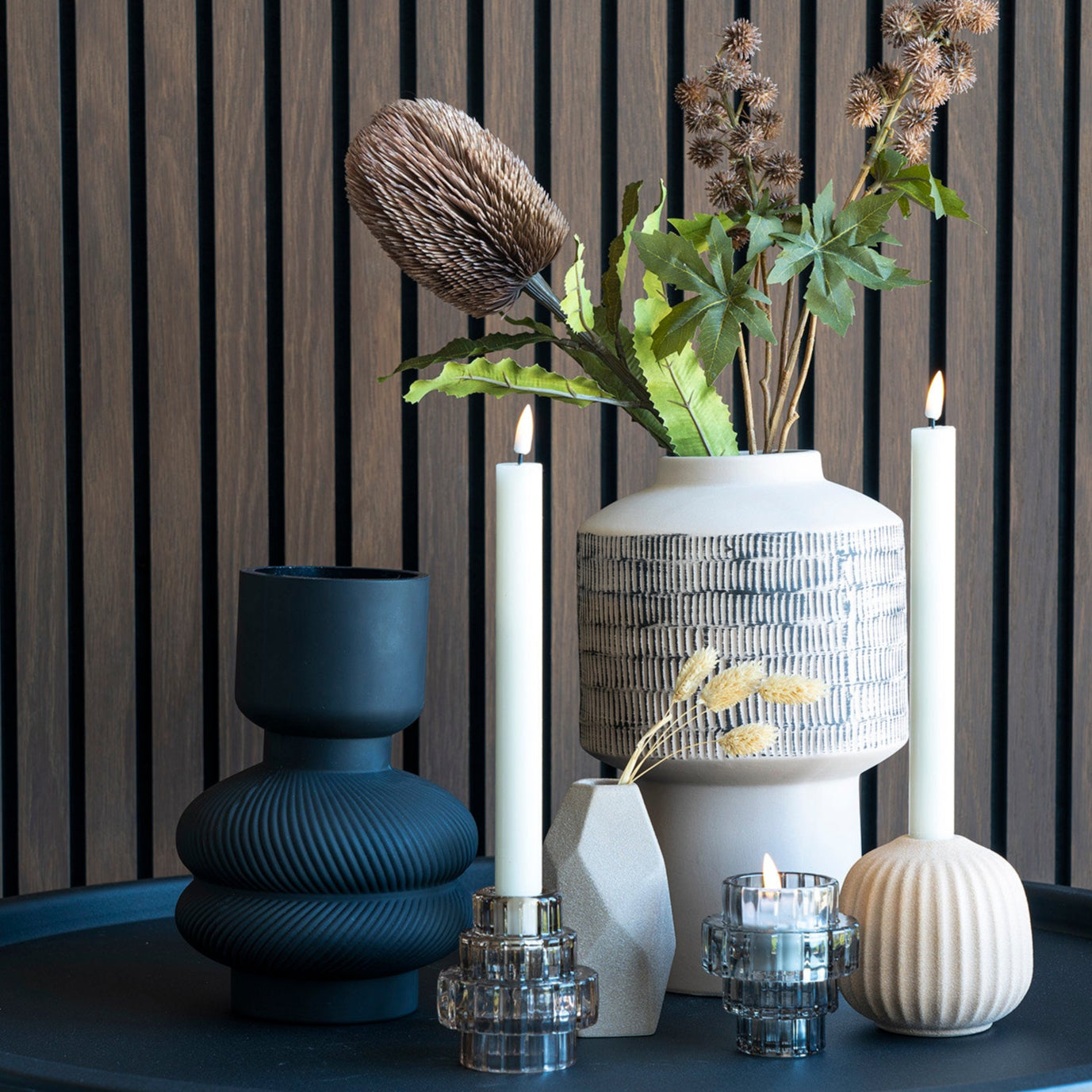 Vase en verre noir fumé