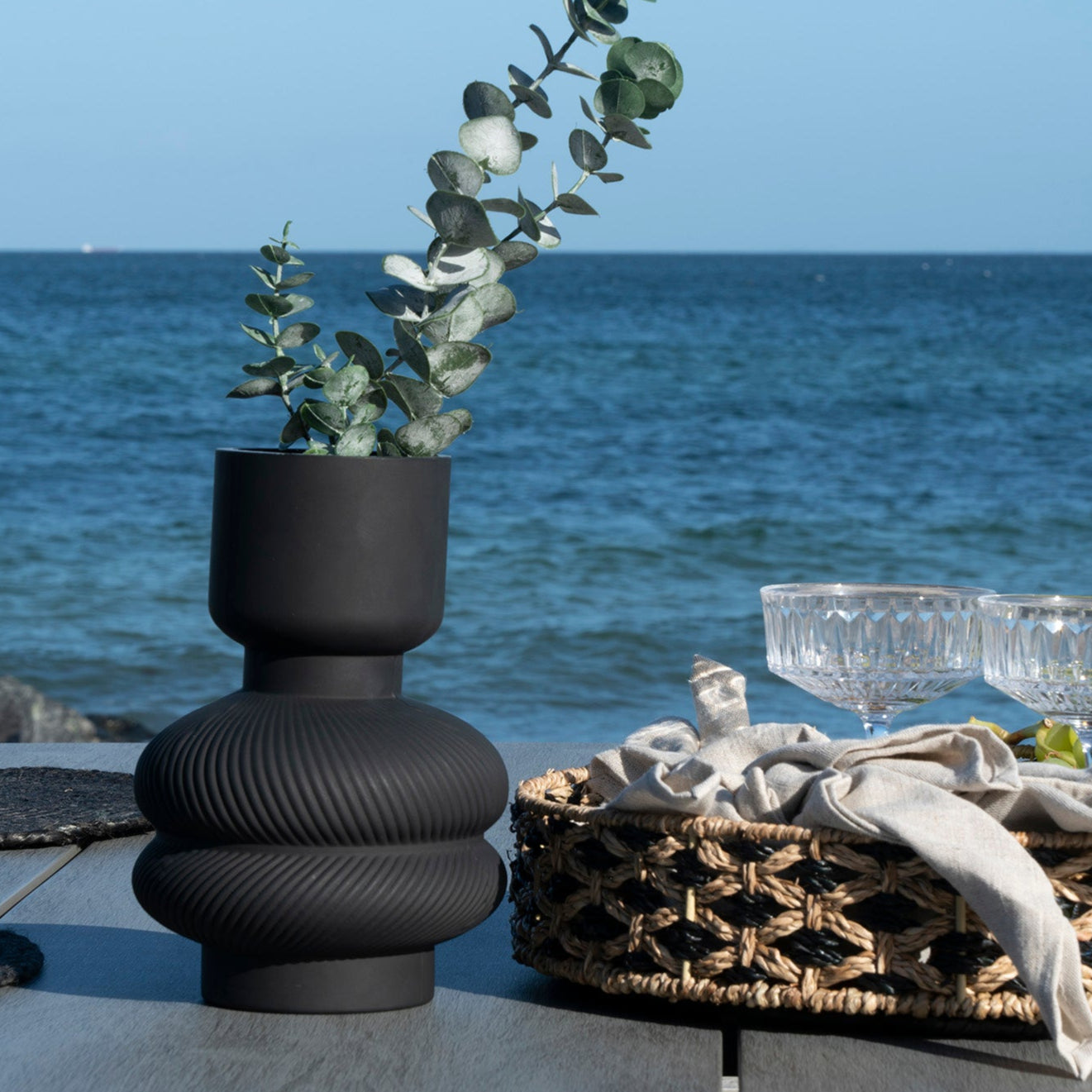 Vase en verre noir fumé