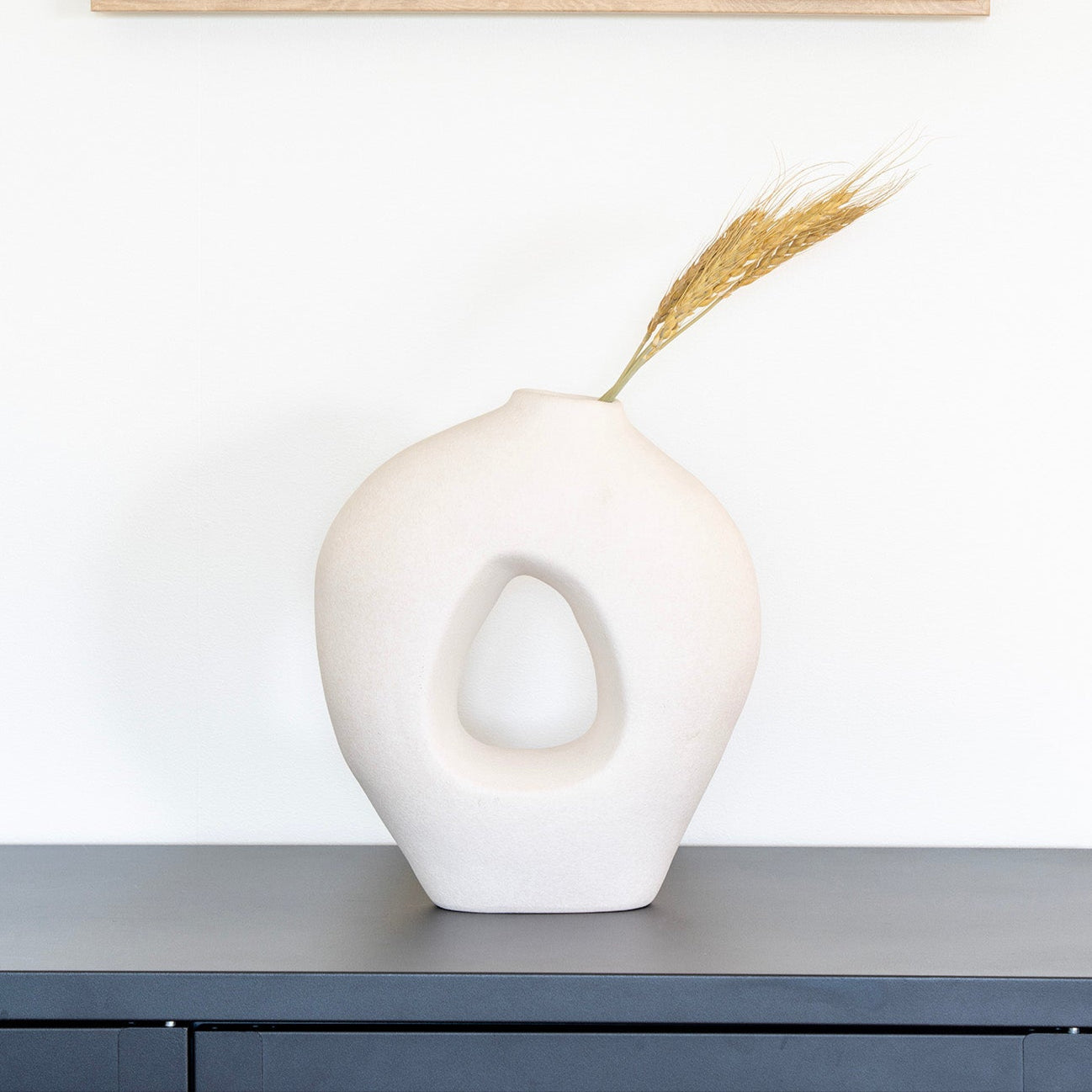 Vase en céramique blanc sculptural