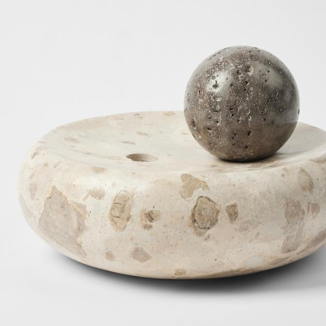 Bougeoir sculpture Coherent en marbre et travertin