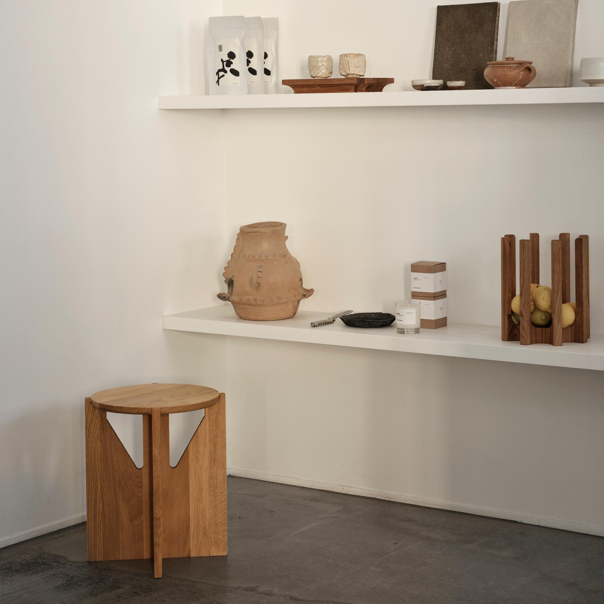 Tabouret Simple en chêne laqué