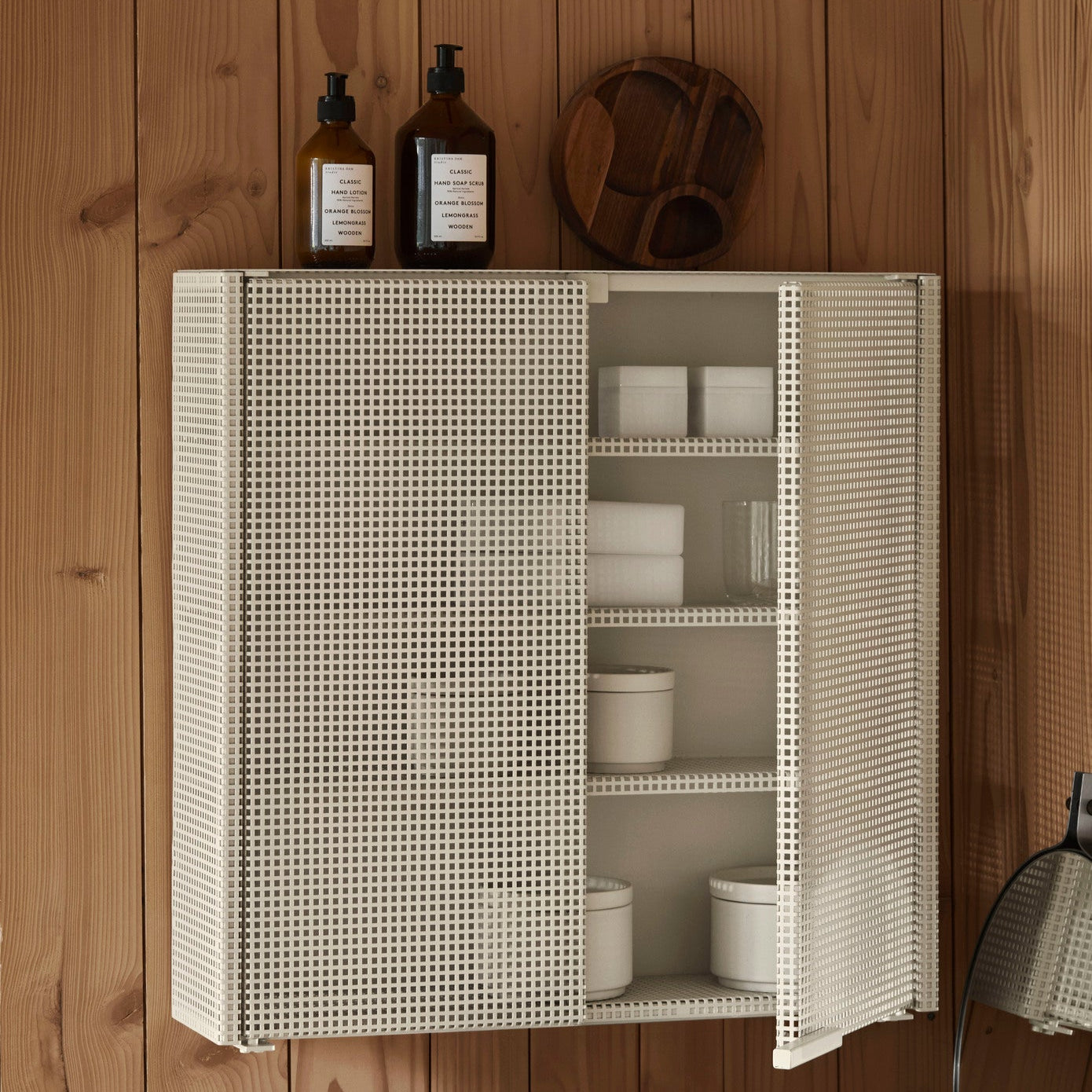 Meuble mural Grid beige en acier perforé