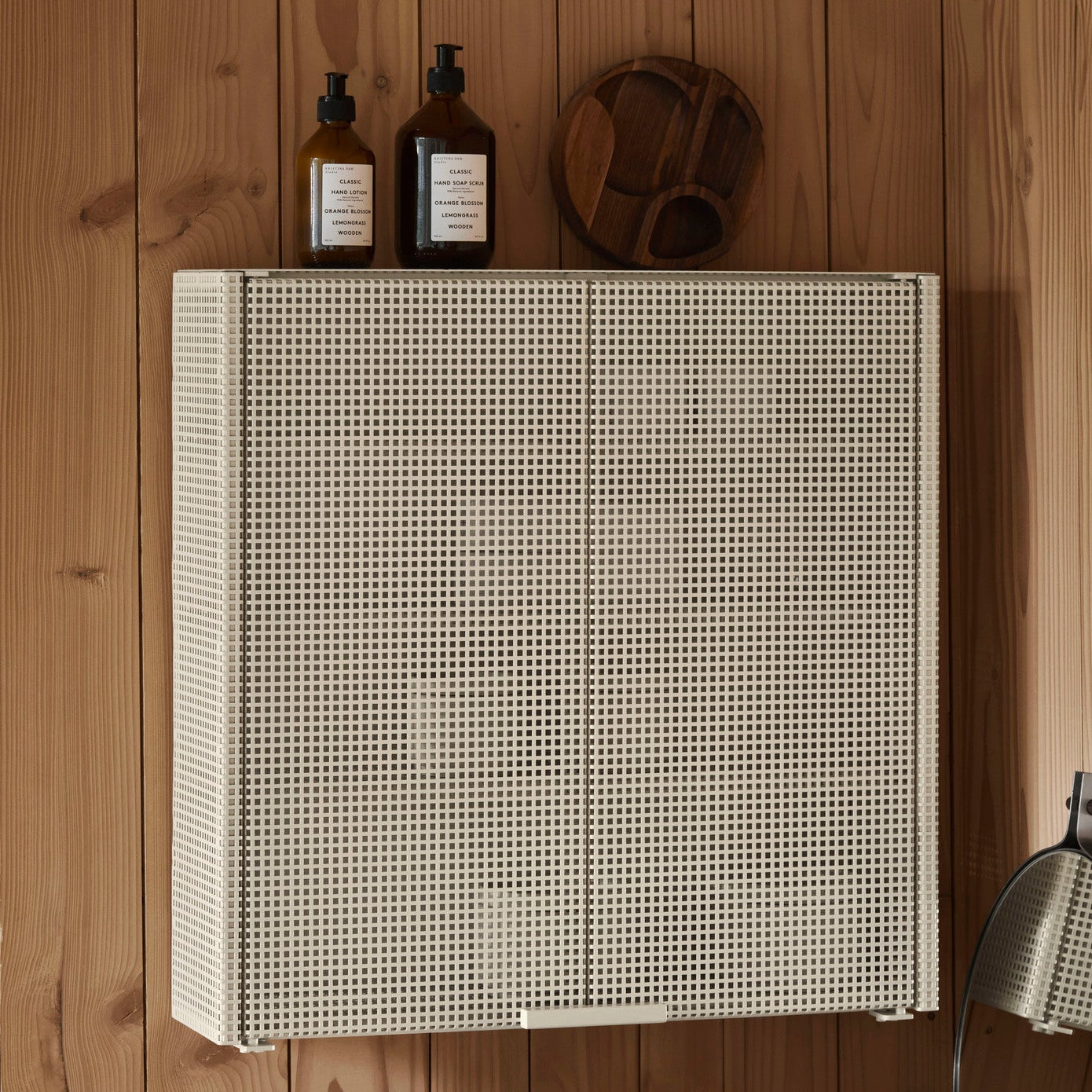 Meuble mural Grid beige en acier perforé