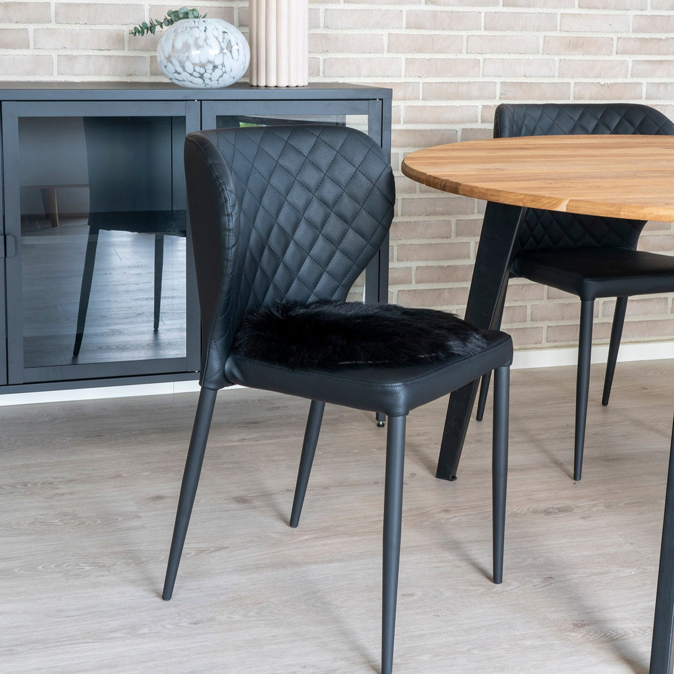 Assise ronde effet peau lainée noire