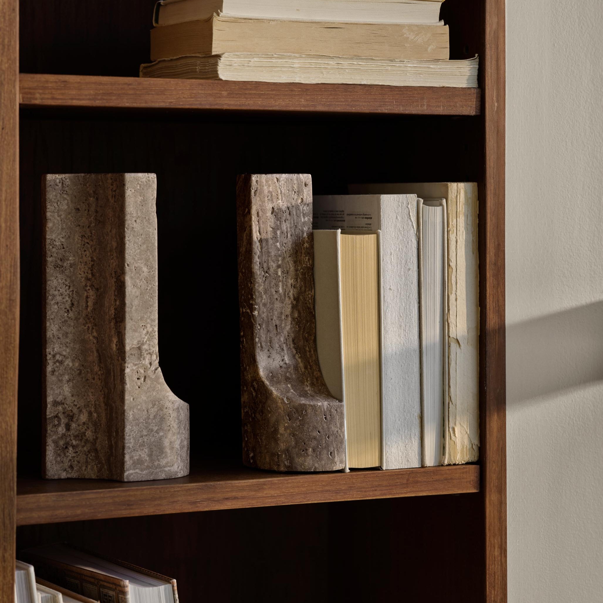 Sculpture Archetype en travertin brun