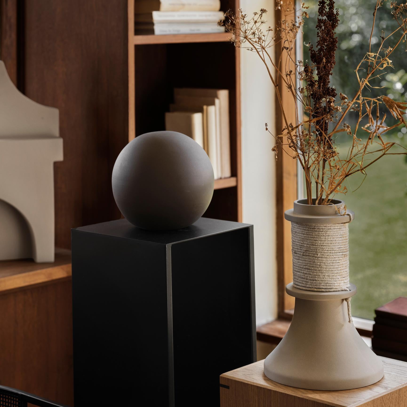 Sculpture Globe M en terracotta brune