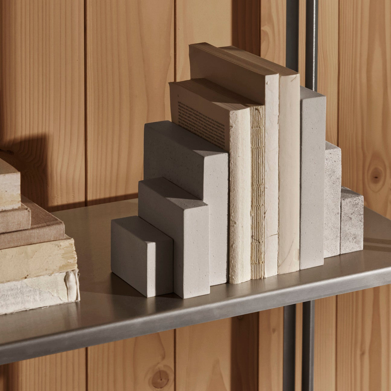 Sculpture serre-livres en grès et marbre